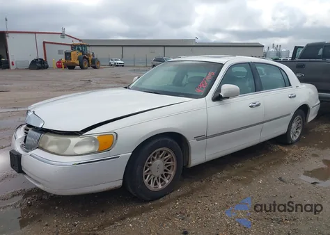 1999 Lincoln Town Car Signature from USA, damaged, VIN 1LNFM82W4XY601370
